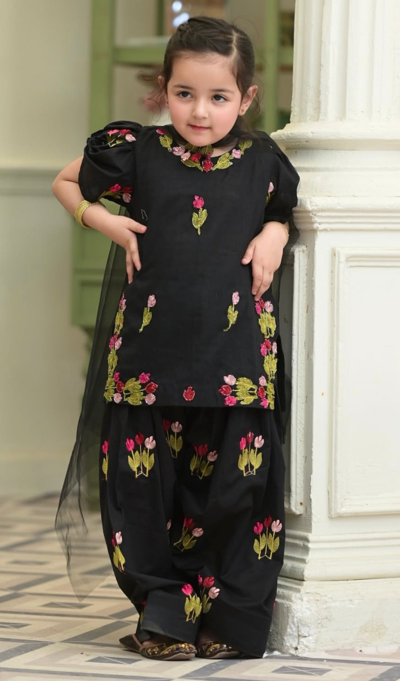 Alaya black phool